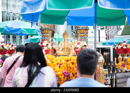 Bangkok, Thailand. August 2024. Die Gläubigen, Thailänder und Ausländer, beten am Schrein, um Segnungen, Erfüllung von Träumen, Erfolg am Erawan-Schrein (Thao Mahaprom-Schrein) am 24. August 2024 zu suchen. In Bangkok, Thailand. (Foto: Teera Noisakran/SIPA USA) Credit: SIPA USA/Alamy Live News Stockfoto