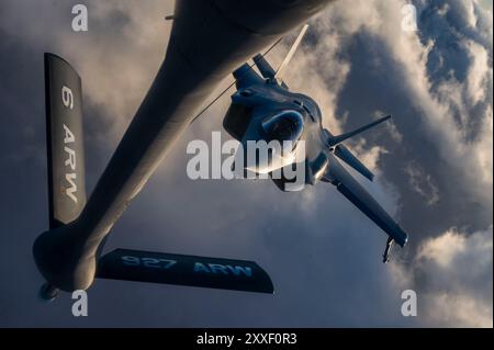 Eine F-35A Lightning II, die dem 388. Kampfflugzeug zugeordnet ist, rückt während eines Aeris auf einen KC-135 Stratotanker vor, der dem 92. Luftbetankungsflügel zugeordnet ist Stockfoto