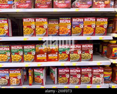 Los Angeles, Kalifornien, USA - 14.04.2024: Blick auf mehrere Regale, die den Paketen von Hamburger Helper gewidmet sind. Stockfoto