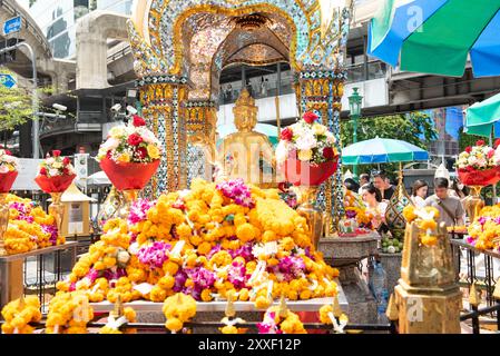 Bangkok, Thailand. August 2024. Die Gläubigen, Thailänder und Ausländer, beten am Schrein, um Segnungen, Erfüllung von Träumen, Erfolg am Erawan-Schrein (Thao Mahaprom-Schrein) am 24. August 2024 zu suchen. In Bangkok, Thailand. (Foto: Teera Noisakran/SIPA USA) Credit: SIPA USA/Alamy Live News Stockfoto