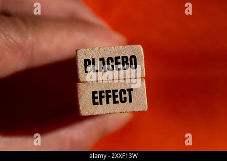Plazebo-Effekt-Nachricht auf Holzblöcken mit orangefarbenem Hintergrund. Konzeptuelles Plazebo-Effekt-Symbol. Kopierbereich. Stockfoto