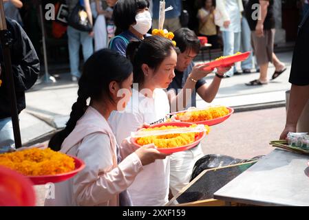 Bangkok, Thailand. August 2024. Die Gläubigen, Thailänder und Ausländer, beten am Schrein, um Segnungen, Erfüllung von Träumen, Erfolg am Erawan-Schrein (Thao Mahaprom-Schrein) am 24. August 2024 zu suchen. In Bangkok, Thailand. (Foto: Teera Noisakran/SIPA USA) Credit: SIPA USA/Alamy Live News Stockfoto