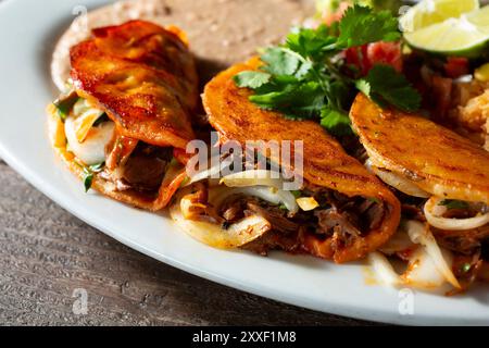 Eine Nahaufnahme einiger Tacos a la Parilla. Stockfoto