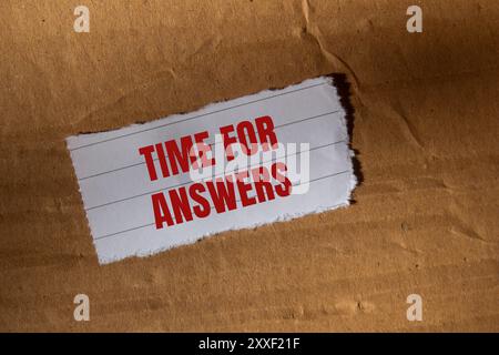 Nachricht „Zeit für Antworten“ auf gerissenem weißem Papierstück mit Papphintergrund. Symbol für die konzeptionelle Zeit für Antworten. Kopierbereich. Stockfoto