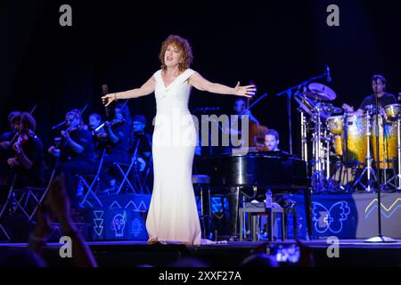 Marina Di Pietrasanta, Italien. August 2024. Fiorella Mannoia tritt live auf der Bühne des La Versiliana Festivals auf. (Foto: Stefano Dalle Luche/Pacific Press) Credit: Pacific Press Media Production Corp./Alamy Live News Stockfoto