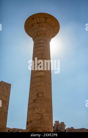 Die himmlische Säule von Taharqa, ein beeindruckendes Denkmal in Karnak, das die göttliche Verbindung zwischen dem Pharao und den Göttern symbolisiert. Stockfoto