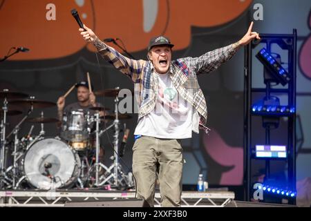 Leeds, Großbritannien. Samstag, den 24. August 2024Neck Deep auf der Hauptbühne am zweiten Tag des Bramham Park © Jason Richardson / Alamy Live News Stockfoto