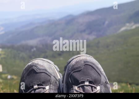 Zehenspitzen von Wanderschuhen vor Berghintergrund Stockfoto