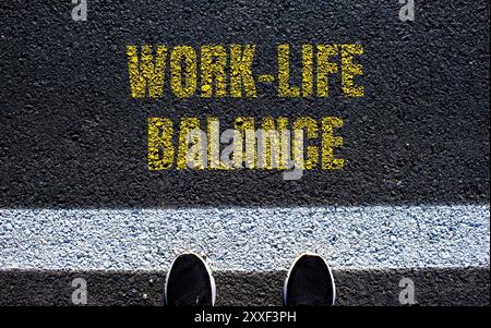 Nachricht zur Work Life Balance auf Asphaltstraße geschrieben. Konzeptionelles Work Life Balance Symbol. Kopierbereich. Stockfoto