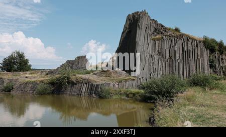 Basaltsäulen vulkanischen Ursprungs mit regelmäßigem geometrischem Querschnitt. Stockfoto