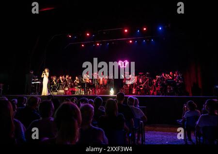 23. August 2024, Marina Di Pietrasanta, Lucca, Italien: Fiorella Mannoia tritt live auf der Bühne des La Versiliana Festivals auf. (Kreditbild: © Stefano Dalle Luche/Pacific Press via ZUMA Press Wire) NUR REDAKTIONELLE VERWENDUNG! Nicht für kommerzielle ZWECKE! Stockfoto