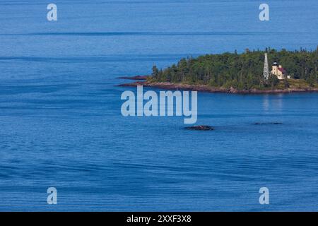 Ein Leuchtturm auf einer Halbinsel am Great Lake Superior. Stockfoto