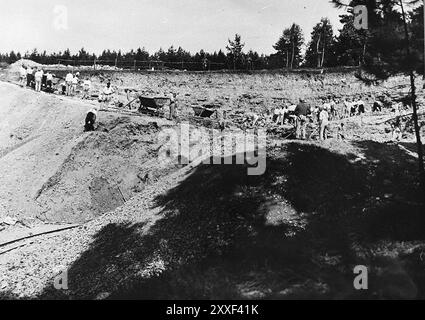 Zwangsarbeitsgefangene aus dem KZ Buchenwald wachen in einem Steinbruch auf. Buchenwald und seine 139 Unterlager waren Zwangsarbeitslager, keine Todeslager und es gab dort keine Gaskammern. Allerdings führten schlechte Bedingungen, Missbrauch und Hinrichtungen dort zu 56500 Toten. Am 11. April 1945 wurde sie von der US-Armee befreit. Das Foto stammt vom 27. September 197, also sind diese Männer Deutsche. Vor dem Krieg wurde das Lagersystem benutzt, um politische Gefangene, Andersdenkende, Homosexuelle und alle anderen zu unterbringen, die nicht dem Nazi-ideal entsprachen. Stockfoto