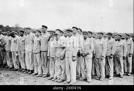 Namentlich im Konzentrationslager Buchenwald. Buchenwald und seine 139 Unterlager waren Zwangsarbeitslager, keine Todeslager und es gab dort keine Gaskammern. Allerdings führten schlechte Bedingungen, Missbrauch und Hinrichtungen dort zu 56500 Toten. Am 11. April 1945 wurde sie von der US-Armee befreit. Stockfoto