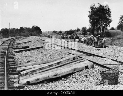 Zwangsarbeitsgefangene aus dem KZ Buchenwald, das die Eisenbahnstrecke Weimar-Buchenwald baut. Buchenwald und seine 139 Unterlager waren Zwangsarbeitslager, keine Todeslager und es gab dort keine Gaskammern. Allerdings führten schlechte Bedingungen, Missbrauch und Hinrichtungen dort zu 56500 Toten. Sie wurde am 11. April 1945 von der US-Armee befreit. Das Foto stammt vom 16. April 1945, fünf Tage nach der Befreiung des Lagers durch die US-Armee. Stockfoto