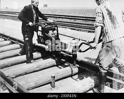 Zwangsarbeitsgefangene aus dem KZ Buchenwald, das die Eisenbahnstrecke Weimar-Buchenwald baut. Buchenwald und seine 139 Unterlager waren Zwangsarbeitslager, keine Todeslager und es gab dort keine Gaskammern. Allerdings führten schlechte Bedingungen, Missbrauch und Hinrichtungen dort zu 56500 Toten. Sie wurde am 11. April 1945 von der US-Armee befreit. Das Foto stammt vom 16. April 1945, fünf Tage nach der Befreiung des Lagers durch die US-Armee. Stockfoto