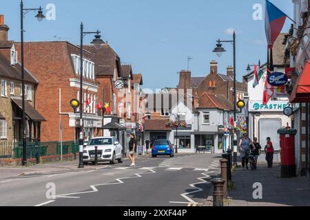 Blick auf die Bagshot High Street mit Geschäften und Geschäften, Surrey, England, Großbritannien Stockfoto