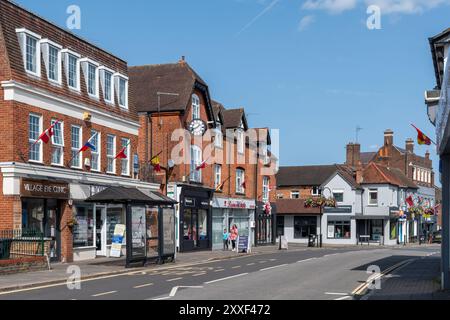 Blick auf die Bagshot High Street mit Geschäften und Geschäften, Surrey, England, Großbritannien Stockfoto