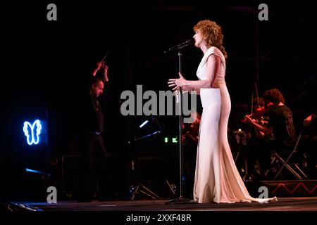 23. August 2024, Marina Di Pietrasanta, Lucca, Italien: Fiorella Mannoia tritt live auf der Bühne des La Versiliana Festivals auf. (Kreditbild: © Stefano Dalle Luche/Pacific Press via ZUMA Press Wire) NUR REDAKTIONELLE VERWENDUNG! Nicht für kommerzielle ZWECKE! Stockfoto