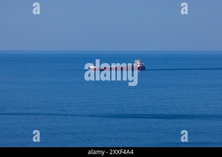 Ein Frachtschiff, das durch die offenen Gewässer des Great Lake Superior fährt. Stockfoto