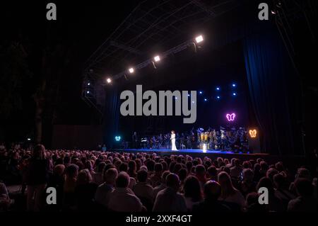 23. August 2024, Marina Di Pietrasanta, Lucca, Italien: Fiorella Mannoia tritt live auf der Bühne des La Versiliana Festivals auf. (Kreditbild: © Stefano Dalle Luche/Pacific Press via ZUMA Press Wire) NUR REDAKTIONELLE VERWENDUNG! Nicht für kommerzielle ZWECKE! Stockfoto