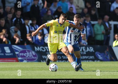 Victoria Park, Hartlepool am Samstag, 24. August 2024. Christian Scott von Wealdstone in Aktion mit Nathan Sheron von Hartlepool United während des Vanarama National League-Spiels zwischen Hartlepool United und Wealdstone im Victoria Park, Hartlepool am Samstag, den 24. August 2024. (Foto: Mark Fletcher | MI News) Credit: MI News & Sport /Alamy Live News Stockfoto