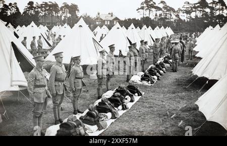 Inspektion des Kit des Cambridge University Officers' Training Corps während ihres Camps in Farnborough Common, 1912. Stockfoto