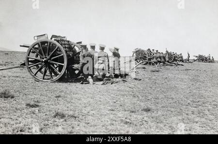 18-Pfünder-Feldgeschütze wurden von der Royal Artillery im Okehampton Camp um die 1920er Jahre abgefeuert Stockfoto