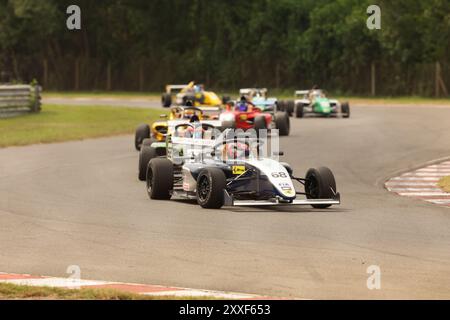 Paris, Ile de France, Frankreich. August 2024. Irungattu Kottai, Kanchipuram, Indien, F4 Runde 1 Rennen 1 . Jaden Pariar ( Nr. 5) von Bangalore Speedstears. Aqil Alibhai (#47) von Hyderabad Black Birds und Ruhaan Alva (#27) von seltenen bengalischen Tigern erreichten jeweils den 1., 2. Und 3. Platz. No 68 - Hug Barter of God Speed Kochi führte bis zu den letzten 2 Runden. Leider verlor er wegen eines Motorausfalls. (Kreditbild: © Seshadri Sukumar/ZUMA Press Wire) NUR REDAKTIONELLE VERWENDUNG! Nicht für kommerzielle ZWECKE! Stockfoto