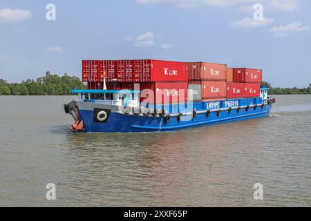 Fluss Mekong, Vietnam/Kambodscha. 24. August 2024: Vietnamesisches Containerschiff transportiert Container auf der asiatischen Wasserstraße, einer der größten Wasserstraßen Asiens. Der Seeschifffahrtsgüterverkehr ist Quelle von geopolitischen Spannungen, Umweltproblemen und Kontroversen, da der kambodschanische Premierminister plant, den Funan Techo-Kanal (offiziell Tonle Bassac Navigation Road & Logistics System Project) zu bauen, ein 1,7 Milliarden Dollar von China finanziertes Projekt, das Phnom Penh mit dem Seehafen Kampot verbindet und seine Waren für den Export direkt an die eigene Küste anstatt über das von Hanoi kontrollierte Mekong Delta umleitet. Quelle: Kevin Izorce/Alamy Live News Stockfoto