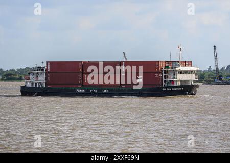 Fluss Mekong, Vietnam/Kambodscha. 24. August 2024: Vietnamesisches Containerschiff transportiert Container auf der asiatischen Wasserstraße, einer der größten Wasserstraßen Asiens. Der Seeschifffahrtsgüterverkehr ist Quelle von geopolitischen Spannungen, Umweltproblemen und Kontroversen, da der kambodschanische Premierminister plant, den Funan Techo-Kanal (offiziell Tonle Bassac Navigation Road & Logistics System Project) zu bauen, ein 1,7 Milliarden Dollar von China finanziertes Projekt, das Phnom Penh mit dem Seehafen Kampot verbindet und seine Waren für den Export direkt an die eigene Küste anstatt über das von Hanoi kontrollierte Mekong Delta umleitet. Quelle: Kevin Izorce/Alamy Live News Stockfoto