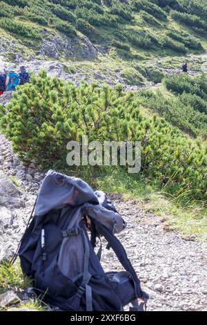 Wandern in den Bergen mit einem Rucksack auf dem Boden Stockfoto