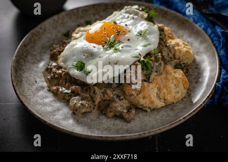 Frühstück mit Würstchen und Soße Stockfoto