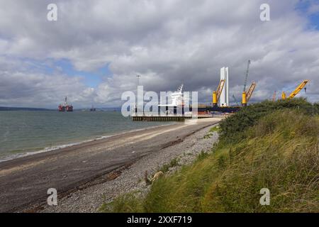 Combi Dock 1 ein Frachtschiff und Schwerlastträger, der im Hafen Nigg, Cromarty Firth, Highlands, Schottland, angedockt wurde Stockfoto