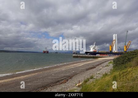 Combi Dock 1 ein Frachtschiff und Schwerlastträger, der im Hafen Nigg, Cromarty Firth, Highlands, Schottland, angedockt wurde Stockfoto