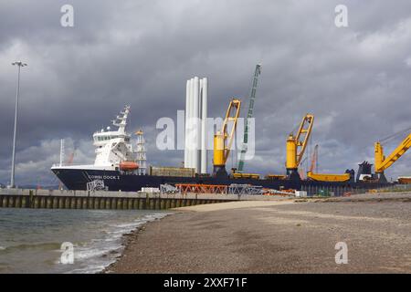 Combi Dock 1 ein Frachtschiff und Schwerlastträger, der im Hafen Nigg, Cromarty Firth, Highlands, Schottland, angedockt wurde Stockfoto