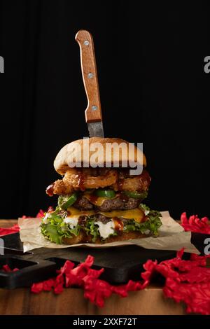 Rodeo Burger auf schwarzem Hintergrund Stockfoto