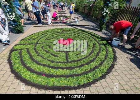 Spycimierz, Polen - 30. Mai 2024: Menschen beobachten oder kreieren bunte Blumenteppiche während religiöser Feiertage Stockfoto