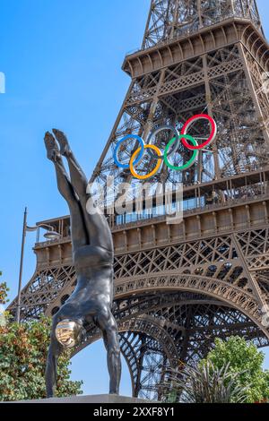 Paris, Frankreich - 06 14 2024: Olympische Spiele Paris 2024. Blick auf die von Carole Feuerman geschnitzte Taucherstatue vor dem Eiffelturm Stockfoto