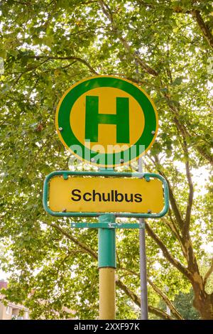 Haktestellezeichen an der Schulbushaltestelle Stockfoto