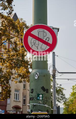 Alkoholverbotsschild auf einem öffentlichen Platz Stockfoto