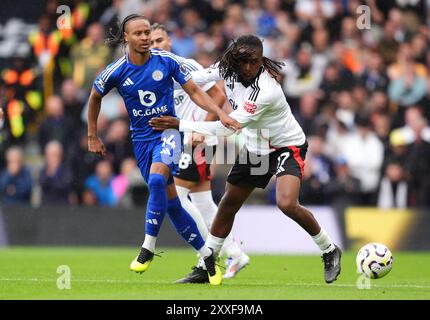 Bobby Decordova-Reid von Leicester City und Alex Iwobi von Fulham kämpfen um den Ball während des Premier League-Spiels in Craven Cottage, London. Bilddatum: Samstag, 24. August 2024. Stockfoto