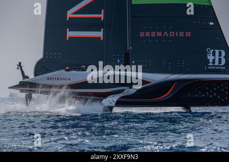 Hospitalet De Llobregat, Barcelona, Spanien. August 2024. Die verschiedenen Teams segeln am dritten Tag der Vorregatta des 37. America's Cup an der Küste Barcelonas, darunter das Emirates Team New Zealand, das den Titel verteidigt. 173 Jahre nach der ersten Ausgabe auf der Isle of Wight findet in Barcelona der Sport- und Technologiewettbewerb statt. (Kreditbild: © Marc Asensio Clupes/ZUMA Press Wire) NUR REDAKTIONELLE VERWENDUNG! Nicht für kommerzielle ZWECKE! Quelle: ZUMA Press, Inc./Alamy Live News Stockfoto