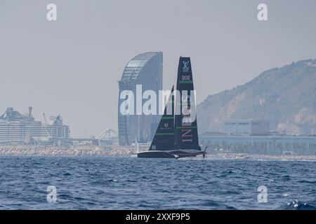 Hospitalet De Llobregat, Barcelona, Spanien. August 2024. Die verschiedenen Teams segeln am dritten Tag der Vorregatta des 37. America's Cup an der Küste Barcelonas, darunter das Emirates Team New Zealand, das den Titel verteidigt. 173 Jahre nach der ersten Ausgabe auf der Isle of Wight findet in Barcelona der Sport- und Technologiewettbewerb statt. (Kreditbild: © Marc Asensio Clupes/ZUMA Press Wire) NUR REDAKTIONELLE VERWENDUNG! Nicht für kommerzielle ZWECKE! Quelle: ZUMA Press, Inc./Alamy Live News Stockfoto