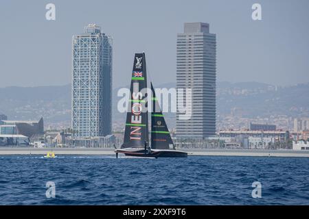 Hospitalet De Llobregat, Barcelona, Spanien. August 2024. Die verschiedenen Teams segeln am dritten Tag der Vorregatta des 37. America's Cup an der Küste Barcelonas, darunter das Emirates Team New Zealand, das den Titel verteidigt. 173 Jahre nach der ersten Ausgabe auf der Isle of Wight findet in Barcelona der Sport- und Technologiewettbewerb statt. (Kreditbild: © Marc Asensio Clupes/ZUMA Press Wire) NUR REDAKTIONELLE VERWENDUNG! Nicht für kommerzielle ZWECKE! Quelle: ZUMA Press, Inc./Alamy Live News Stockfoto