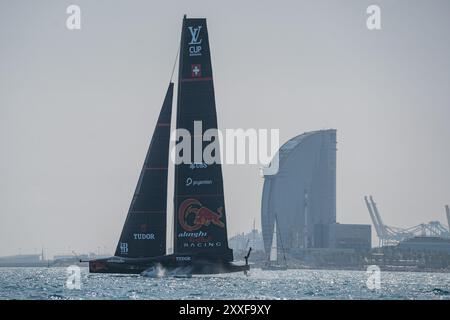 Hospitalet De Llobregat, Barcelona, Spanien. August 2024. Die verschiedenen Teams segeln am dritten Tag der Vorregatta des 37. America's Cup an der Küste Barcelonas, darunter das Emirates Team New Zealand, das den Titel verteidigt. 173 Jahre nach der ersten Ausgabe auf der Isle of Wight findet in Barcelona der Sport- und Technologiewettbewerb statt. (Kreditbild: © Marc Asensio Clupes/ZUMA Press Wire) NUR REDAKTIONELLE VERWENDUNG! Nicht für kommerzielle ZWECKE! Quelle: ZUMA Press, Inc./Alamy Live News Stockfoto