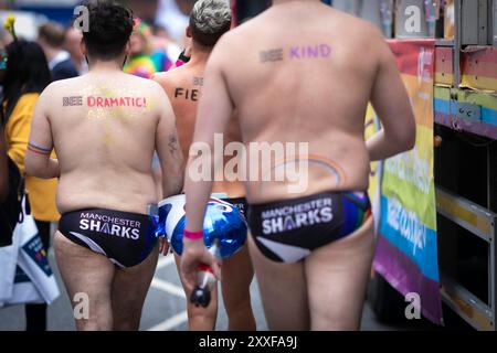 Manchester, Großbritannien. August 2024. Die Leute bereiten sich vor der Pride-Parade vor. Die LGBTQ-Community trifft sich zu der dreitägigen Veranstaltung, bei der Live-Musik und Partys in der ganzen Stadt stattfinden, wobei die Hauptparade am Samstag stattfindet. Andy Barton/Alamy Live News Stockfoto