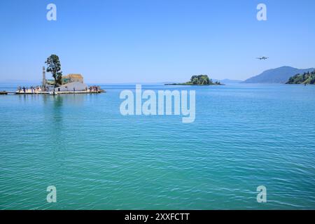 Blick auf die Lagune Chalkiopoulos auf Korfu mit der winzigen Insel Pontikonisi (Mausinsel) und dem Kloster Vlacherna, Griechenland. Stockfoto