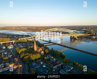 Silver Jubilee Bridge, Runcorn, Kirche und Silver Jubilee Bridge, Cheshire, England Stockfoto