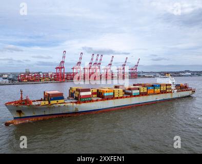 Das Containerschiff verlässt Liverpool2 Deep Water Dock, Liverpool, Merseyside, England Stockfoto